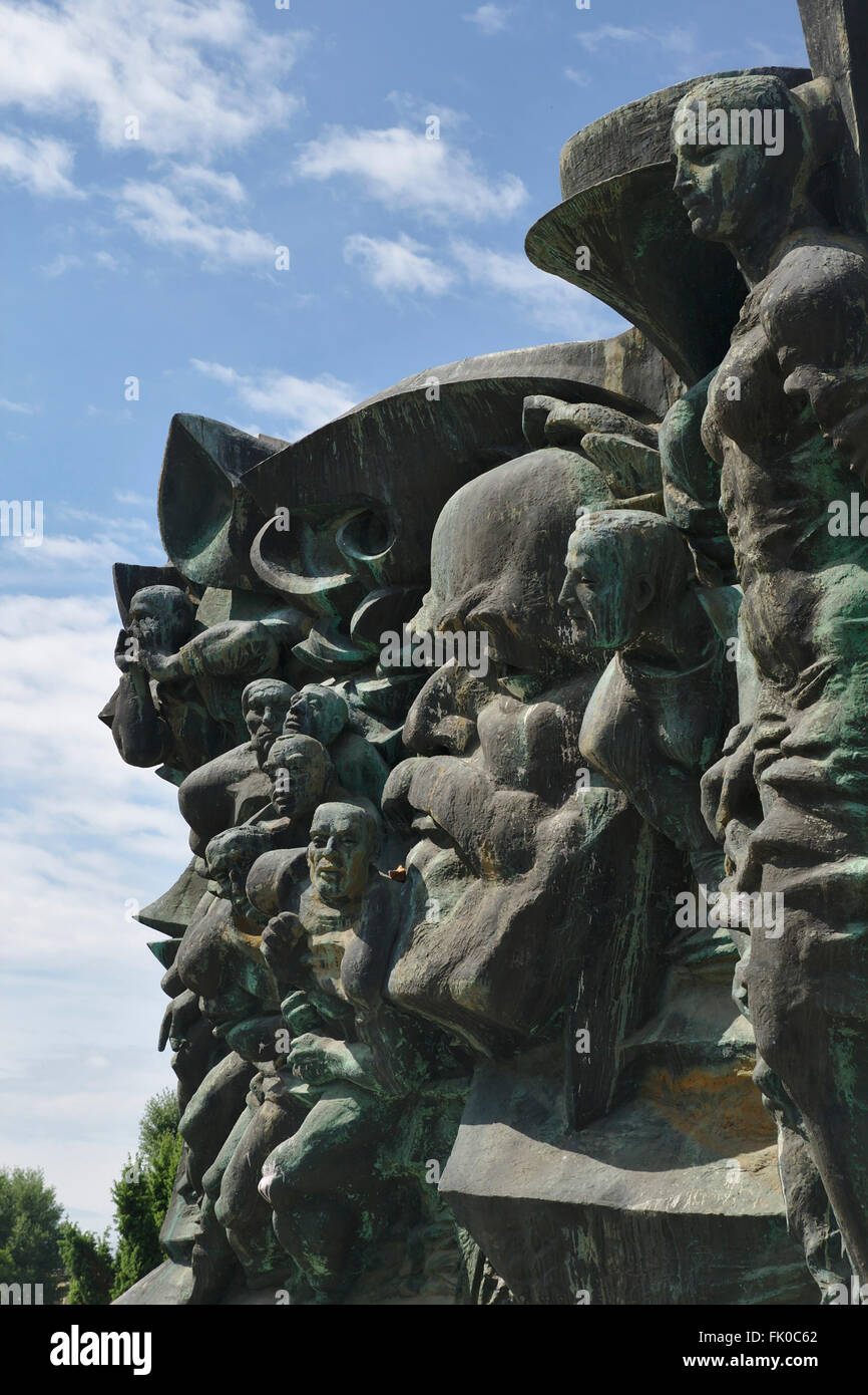 "Aufbruch", Bronzerelief mit Karl Marx, sozialistischen Realismus, jetzt auf dem Campus Jahnallee, Deutschland, Leipzig Stockfoto