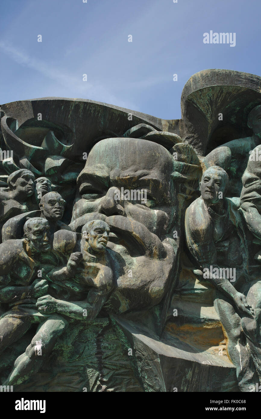 "Aufbruch", Bronzerelief mit Karl Marx, sozialistischen Realismus, jetzt auf dem Campus Jahnallee, Deutschland, Leipzig Stockfoto