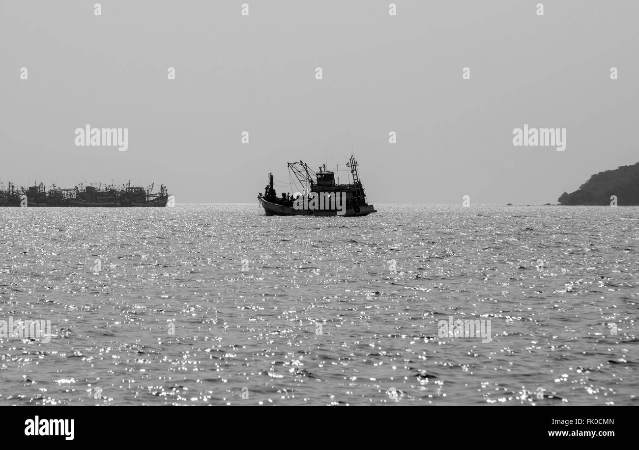 Angelboote/Fischerboote im Meer schwimmende. Stockfoto