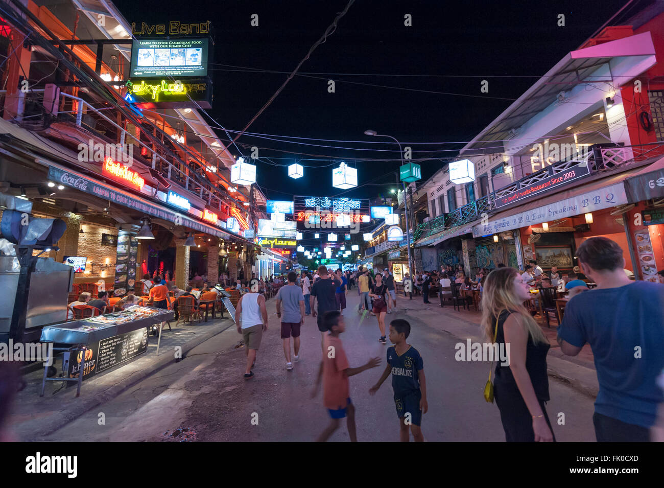 Siem Reap, Kambodscha - 6. Dezember 2015: Pub Street in Siem Reap, der beliebteste Ort für Außenseiter. Stockfoto