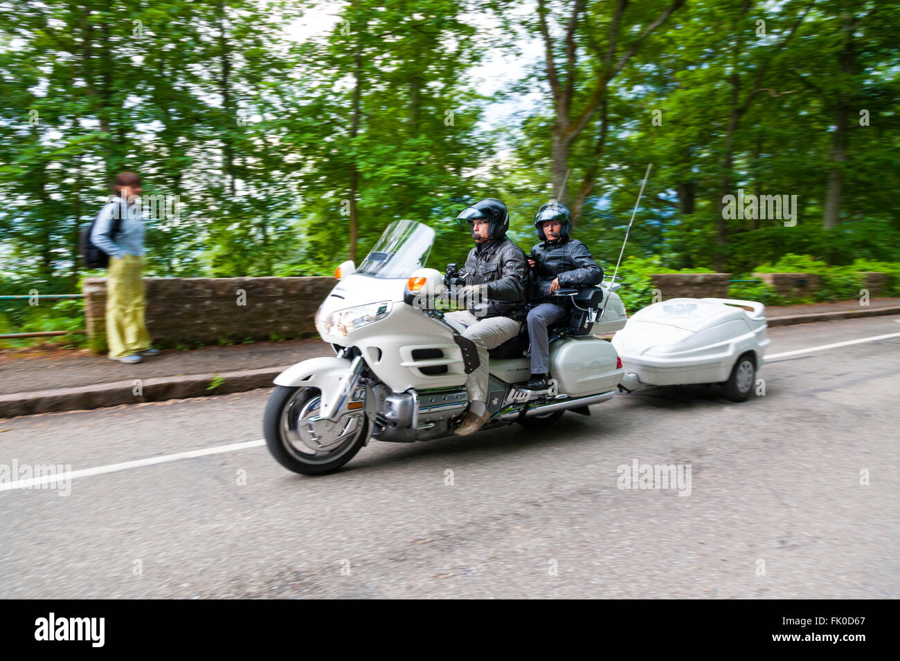 Motorradfahrer, die auf einem Motorrad unterwegs Alsace Haut-Rhin-Frankreich Stockfoto