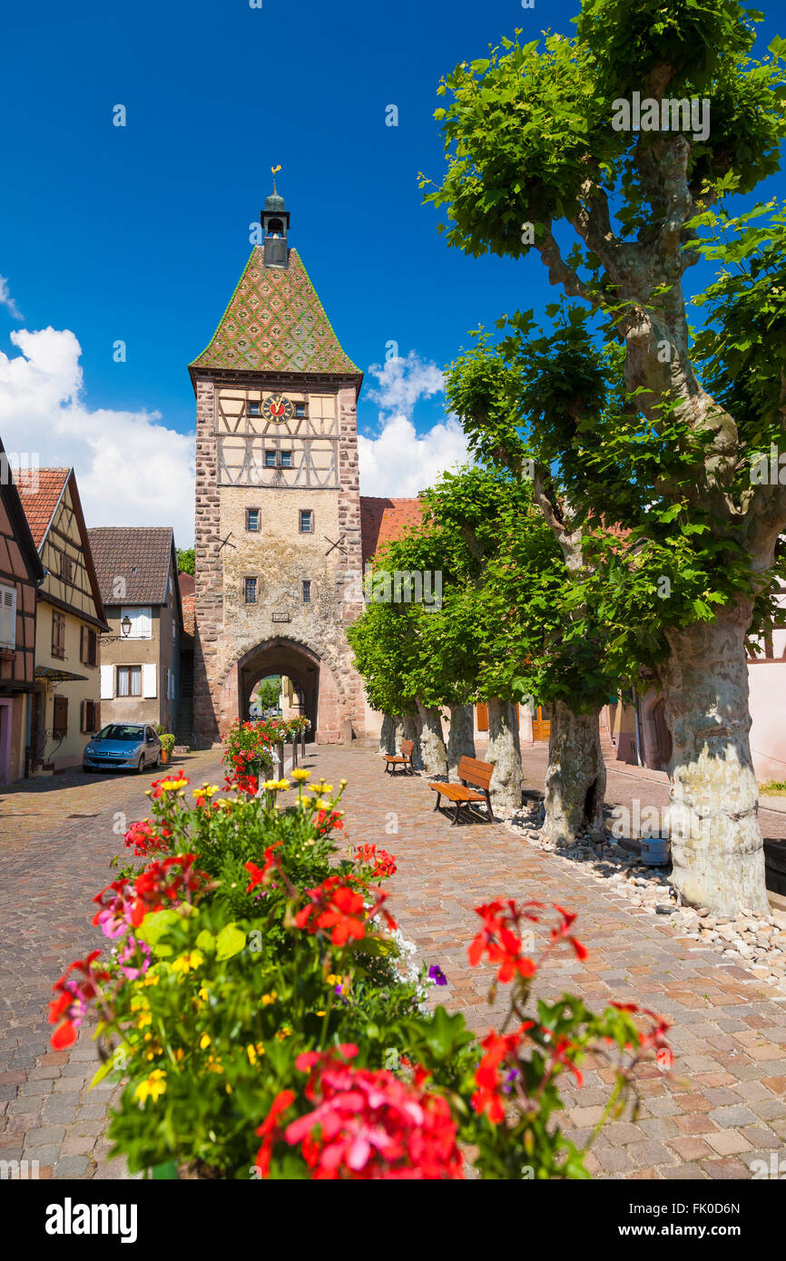 Porte Houte / Obertor, Gateway und Clock tower Bergheim Elsass Haut-Rhin Frankreich Europa Stockfoto