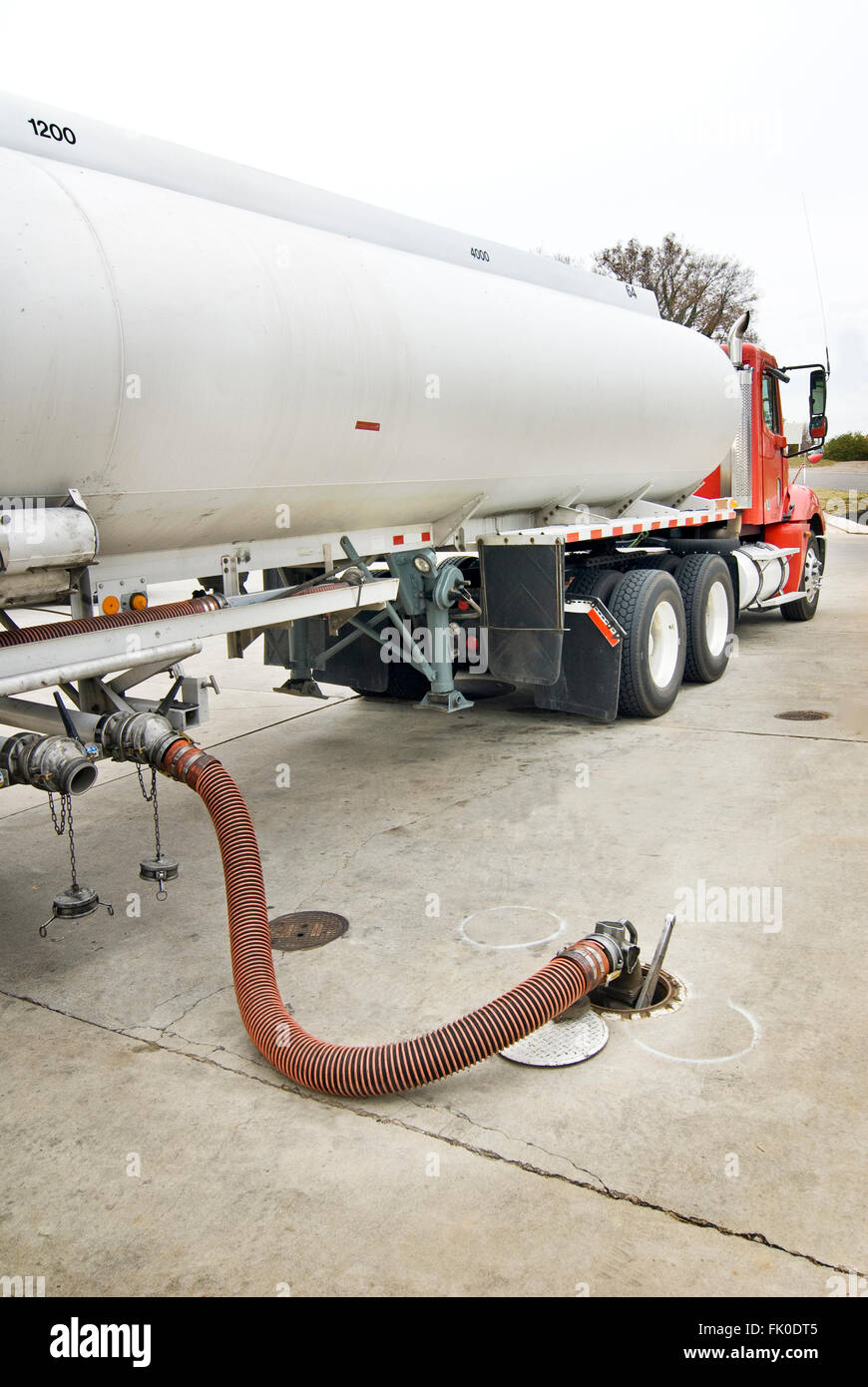 Kraftstoff-LKW liefern Benzin Stockfoto