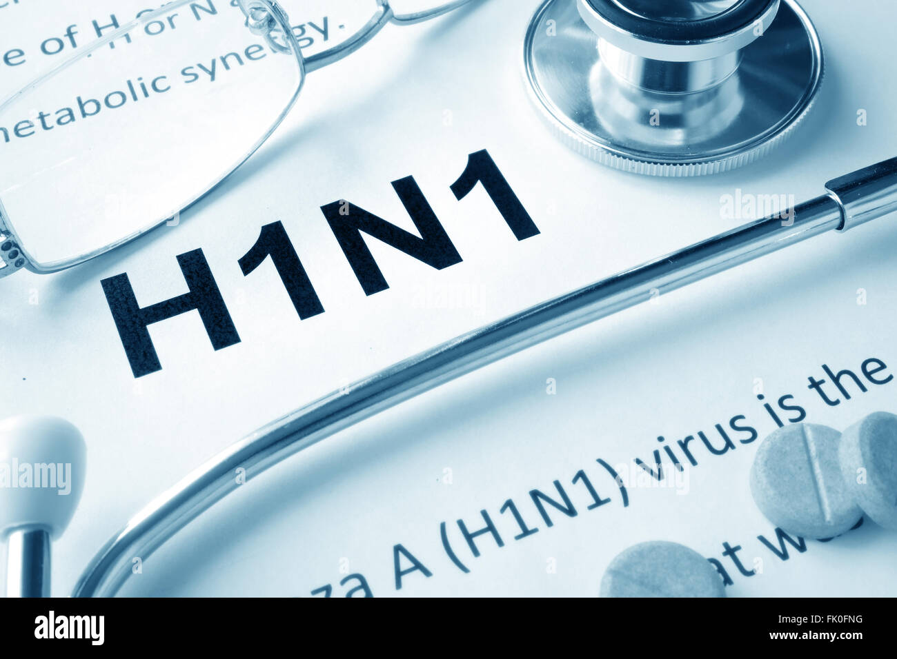 Papier mit Wort H1N1-Erkrankung und Stethoskop. Stockfoto
