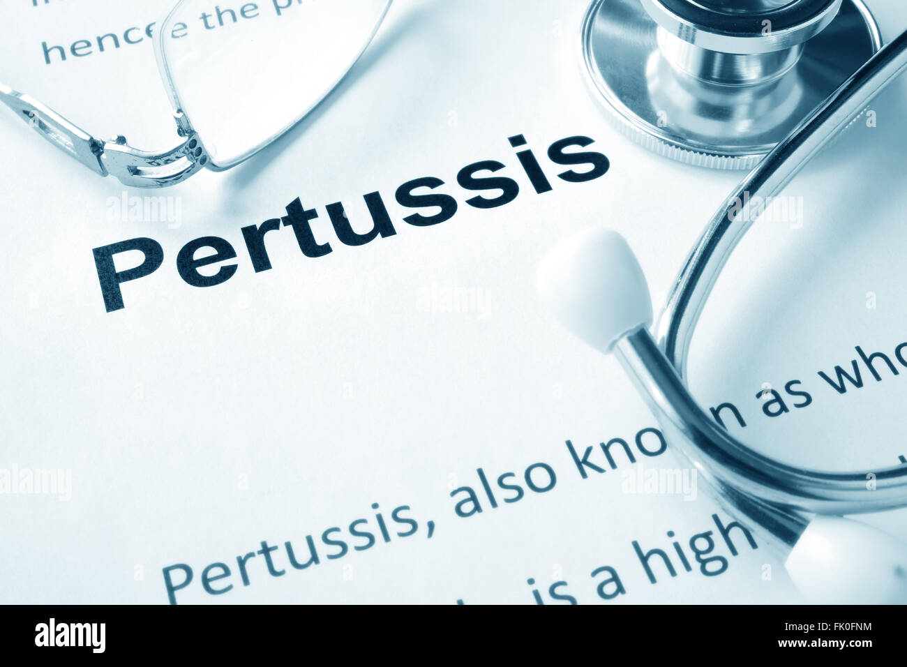 Papier mit Wort-Pertussis-Erkrankung und Stethoskop. Stockfoto