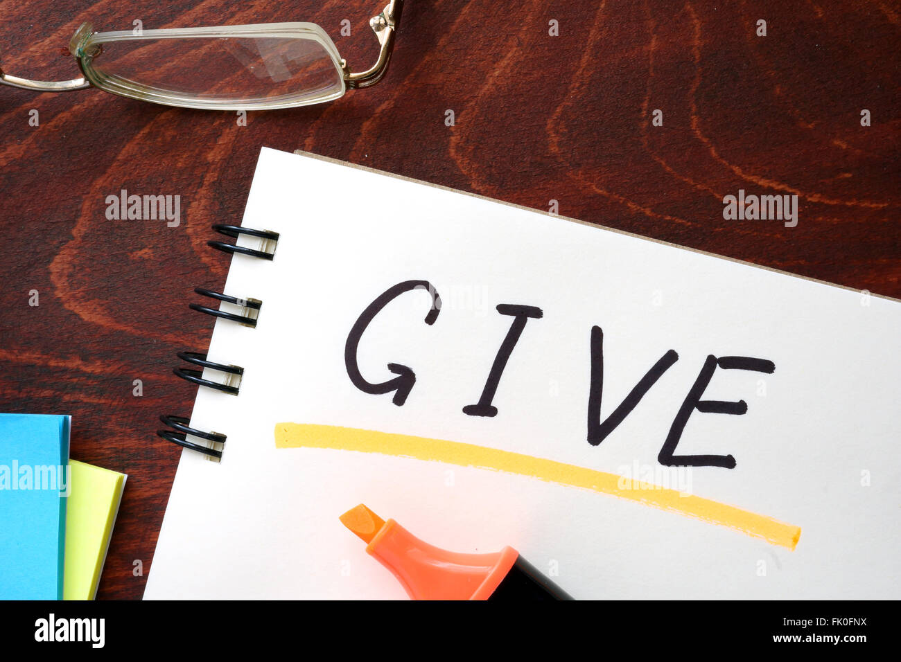 Geschrieben am Notizblock auf einem Tisch geben. Stockfoto
