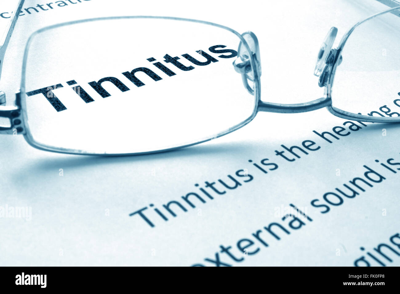 Papier mit Diagnose Tinnitus und Gläser. Stockfoto