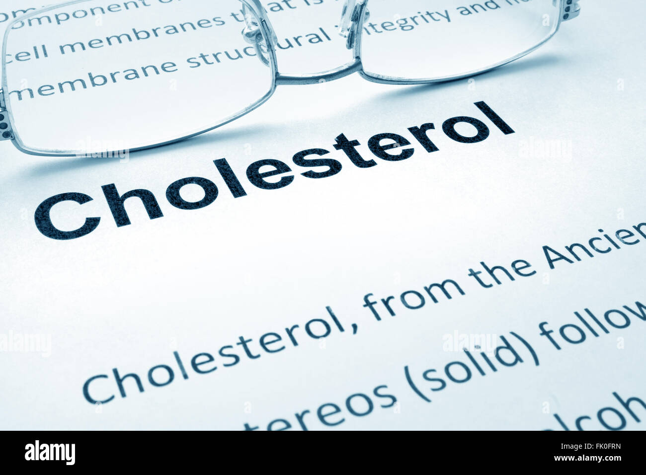 Papier mit Wort Cholesterin und Gläser. Stockfoto