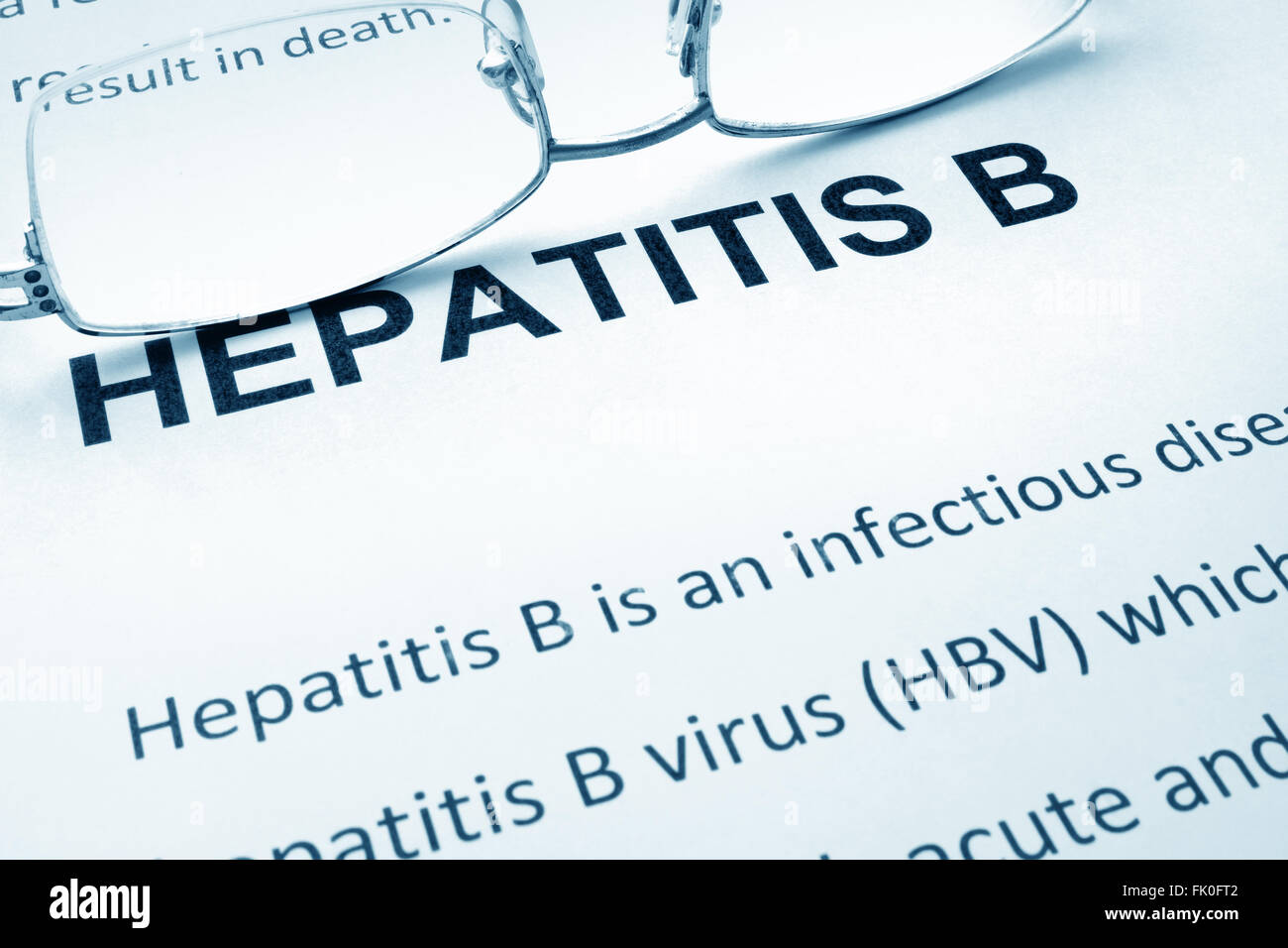 Papier mit Worten Hepatitis B und Gläser. Stockfoto