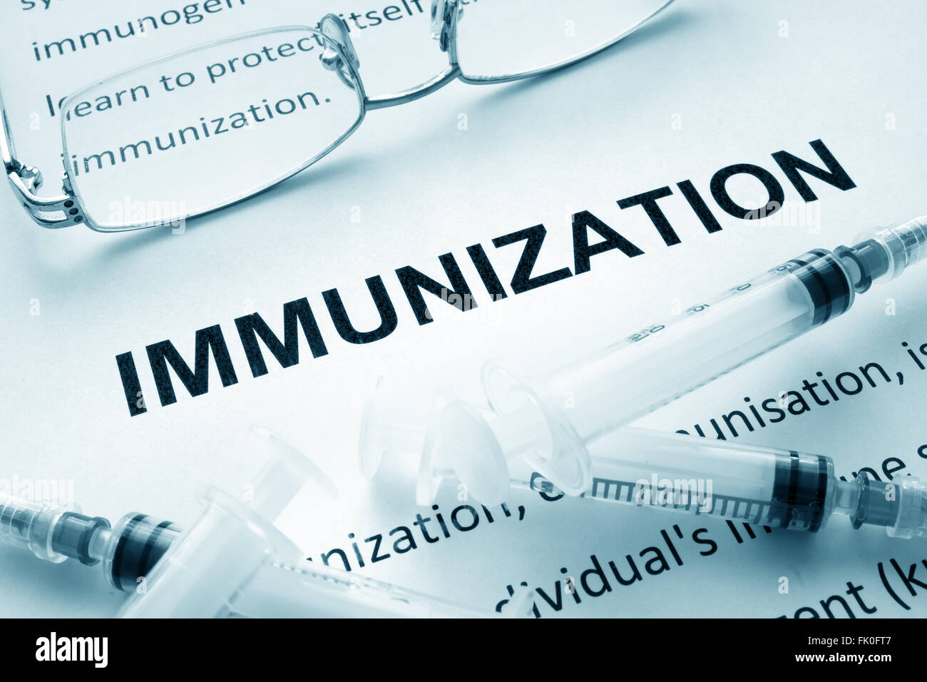 Papier mit Wort-Immunisierung und Gläser. Stockfoto