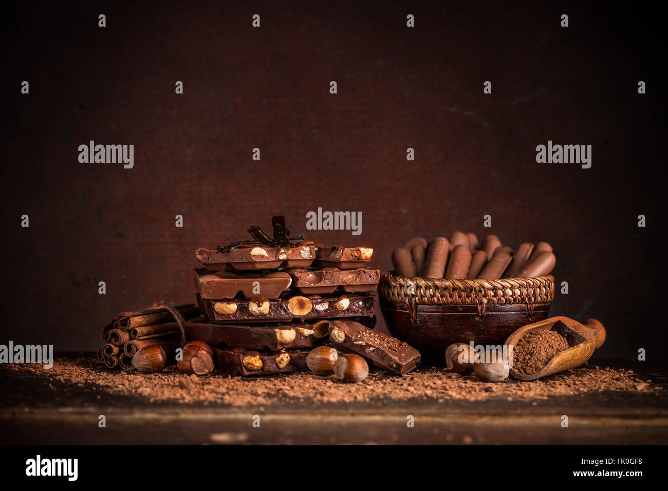 Stillleben mit Schokolade auf Holztisch Stockfoto