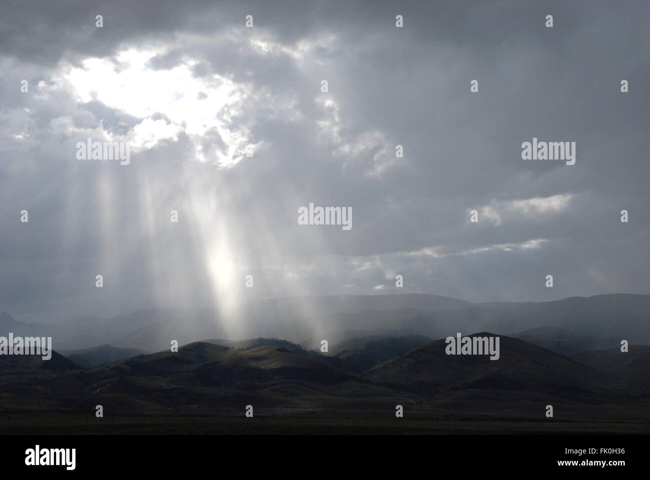 Sonne durch Wolken sanft beleuchtet die Paradise Valley Ausläufern shinning Stockfoto
