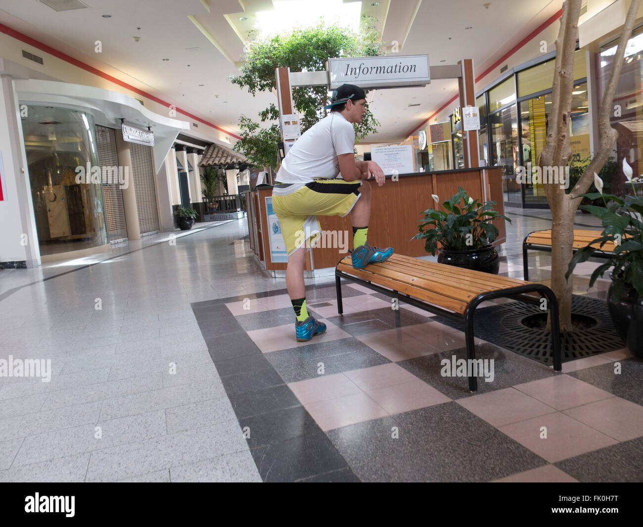 Ein junger Mann wartet in einem fast leeren Einkaufszentrum in Massachusetts. Stockfoto