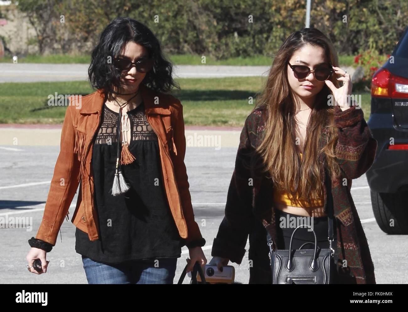 Vanessa Hudgens und ihre Schwester Stella ankommen am Forest Lawn Memorial Park Beerdigung Vorbereitungen ihres Vaters nach seinem Tod am Samstag Gregory Featuring: Vanessa Hudgens, Stella Hudgens wo: Burbank, Kalifornien, USA bei: 2. Februar 2016 Stockfoto