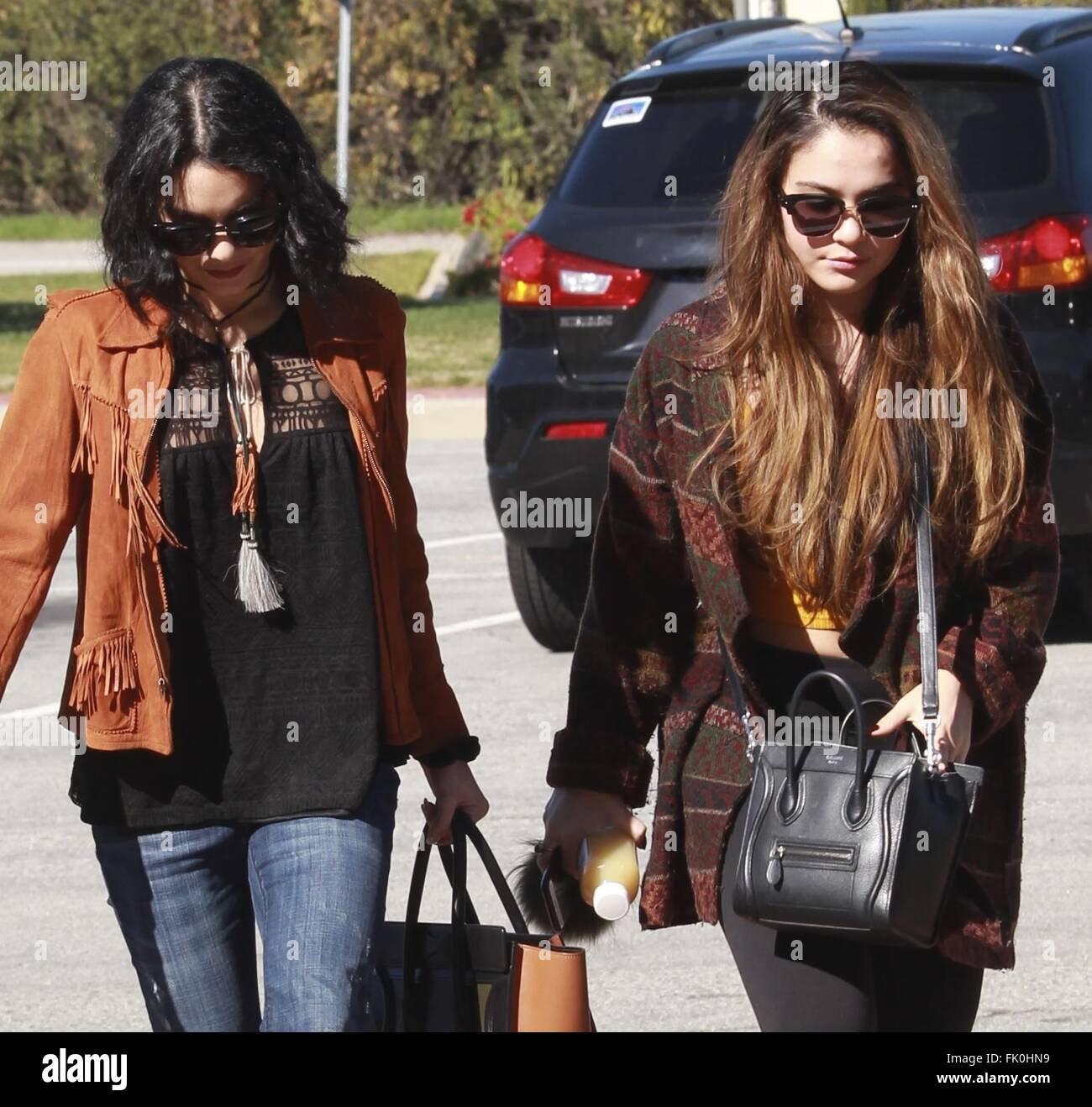 Vanessa Hudgens und ihre Schwester Stella ankommen am Forest Lawn Memorial Park Beerdigung Vorbereitungen ihres Vaters nach seinem Tod am Samstag Gregory Featuring: Vanessa Hudgens, Stella Hudgens wo: Burbank, Kalifornien, USA bei: 2. Februar 2016 Stockfoto