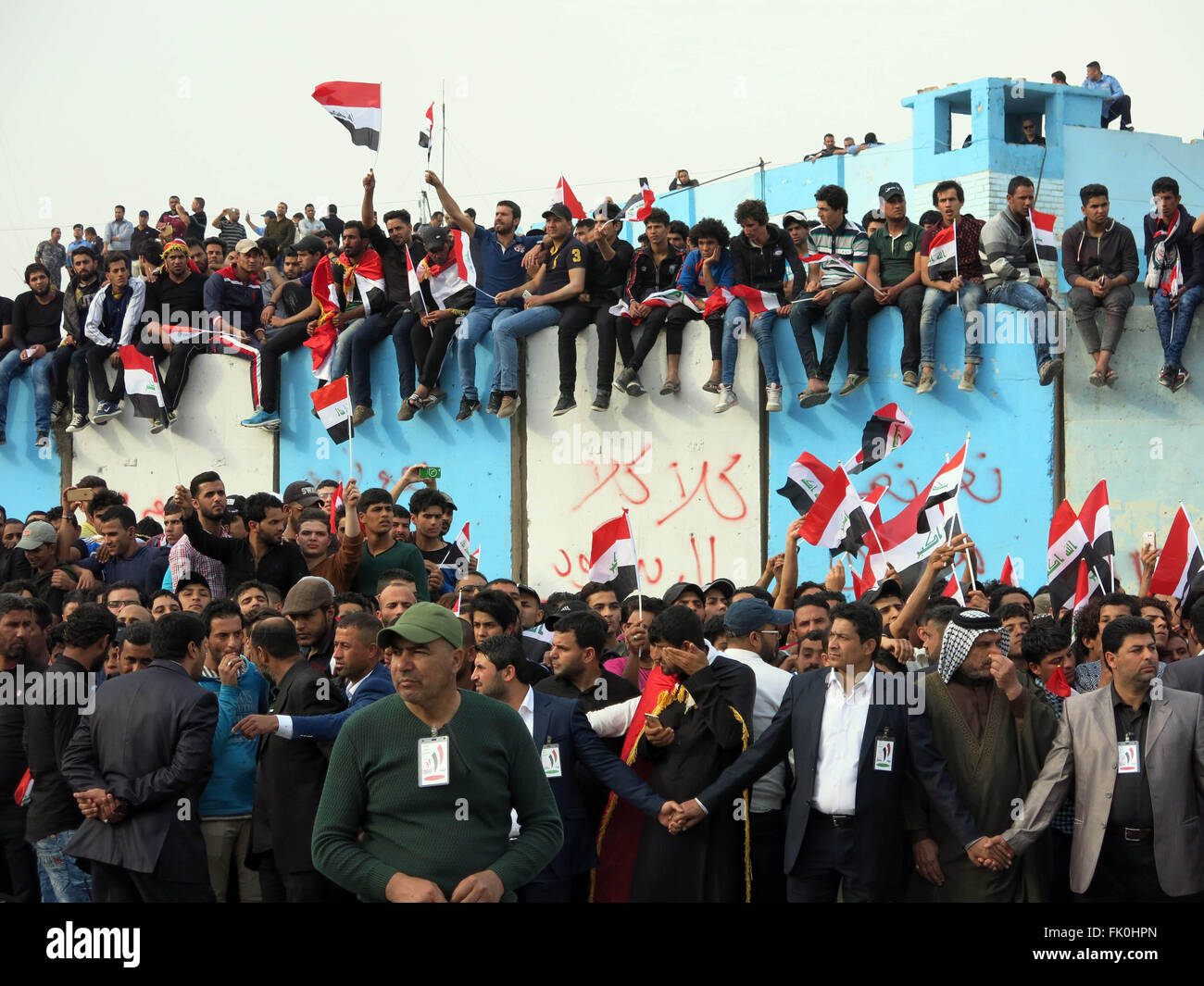 Bagdad, Irak. 4. März 2016. Anhänger der irakischen schiitischen Geistlichen Muqtada al-Sadr halten Flaggen während einer Demonstration gegen die Korruption auf Tore der grünen Zone in Bagdad, Irak, am 4. März 2016. © Khalil Dawood/Xinhua/Alamy Live-Nachrichten Stockfoto