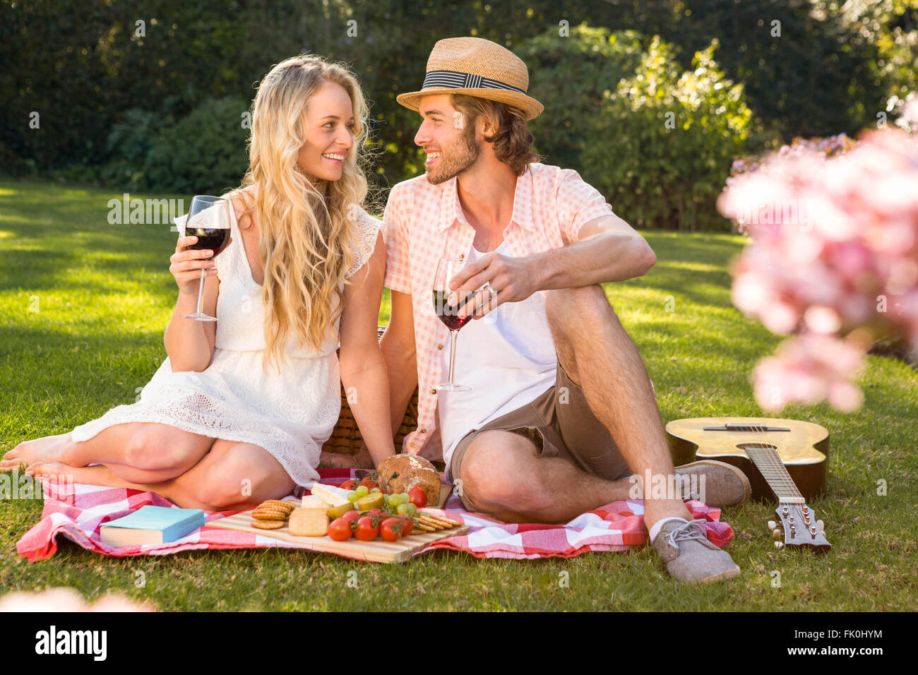 Brautpaar mit einem Picknick und Rotwein trinken Stockfoto