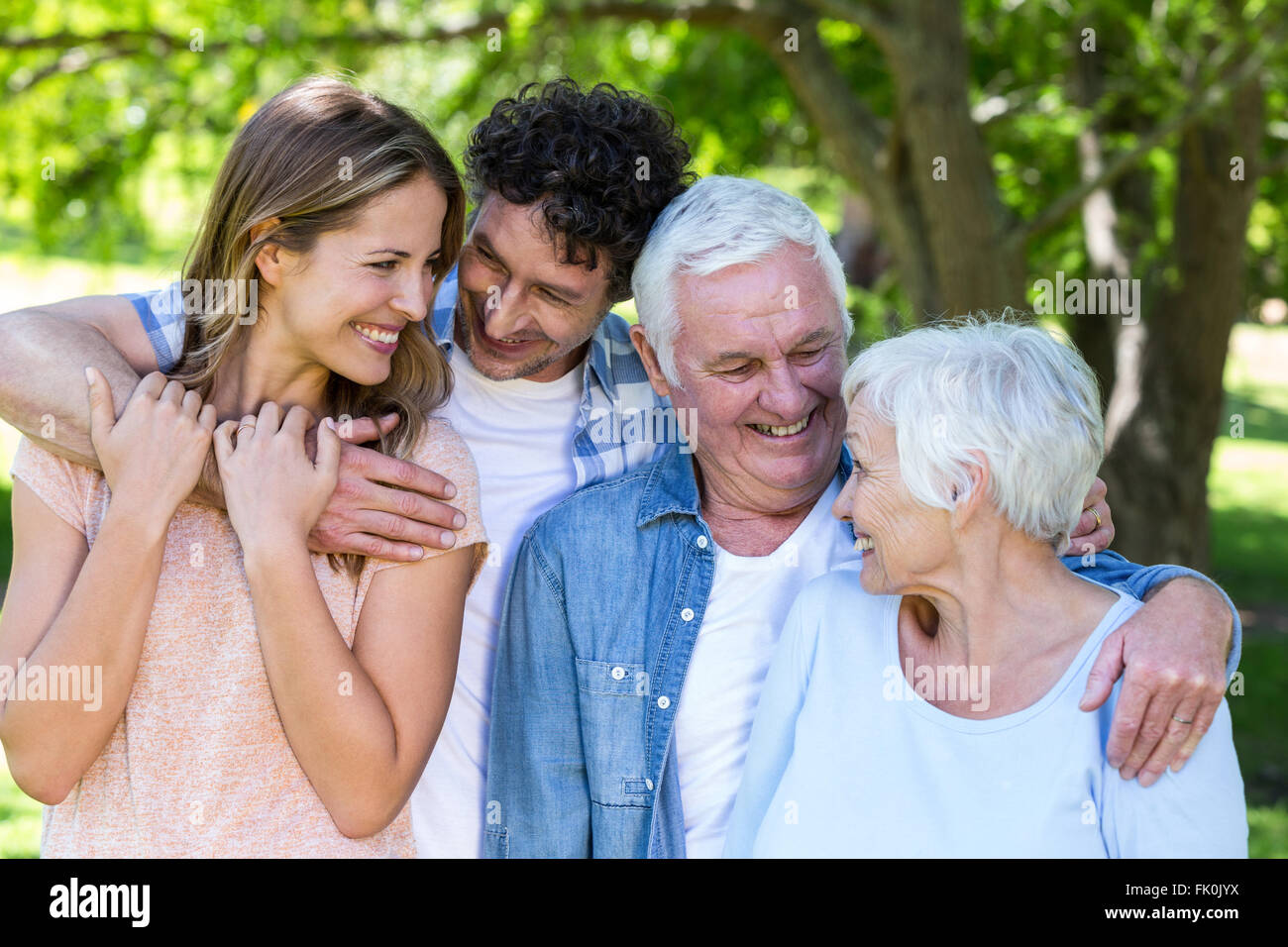 Lächelnd Familie umarmt Stockfoto