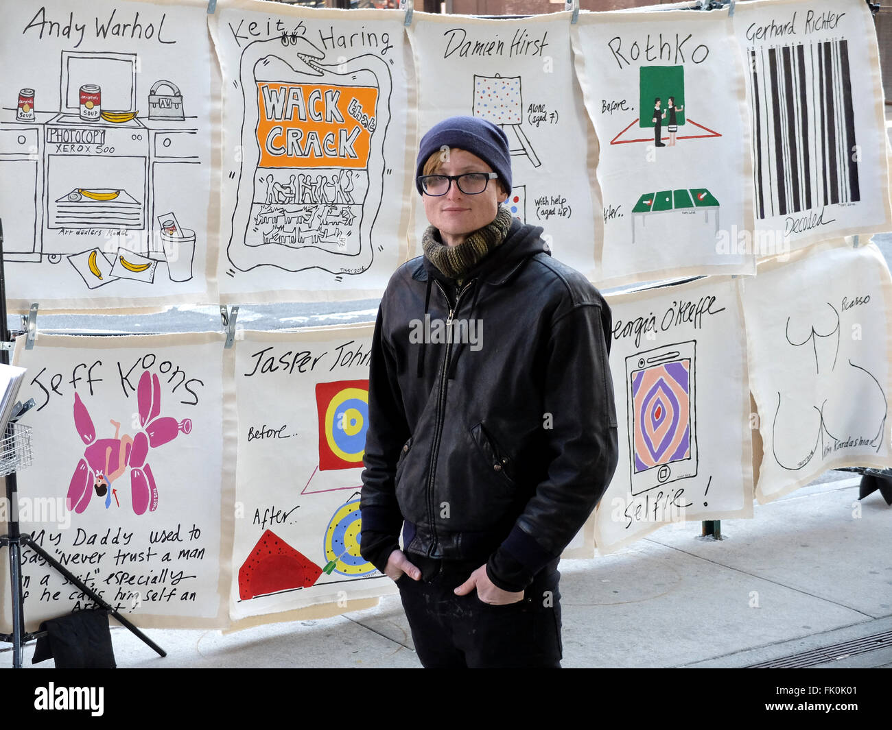 Porträt eines jungen Mannes, der Verkauf von Kunstwerken von Tiggy Ticehurst an der Treppe auf der Highline in Lower Manhattan, New York City Stockfoto