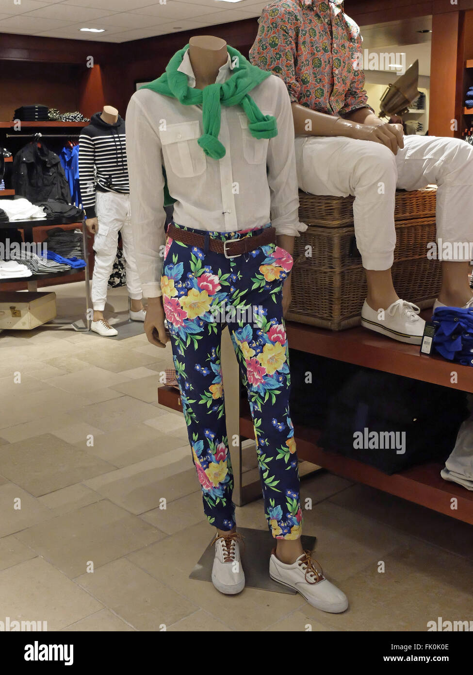 Ein lautes paar floral Herrenhosen zum Verkauf an der Ralph Lauren Shop Bloomingdale in Manhattan, New York City. Stockfoto