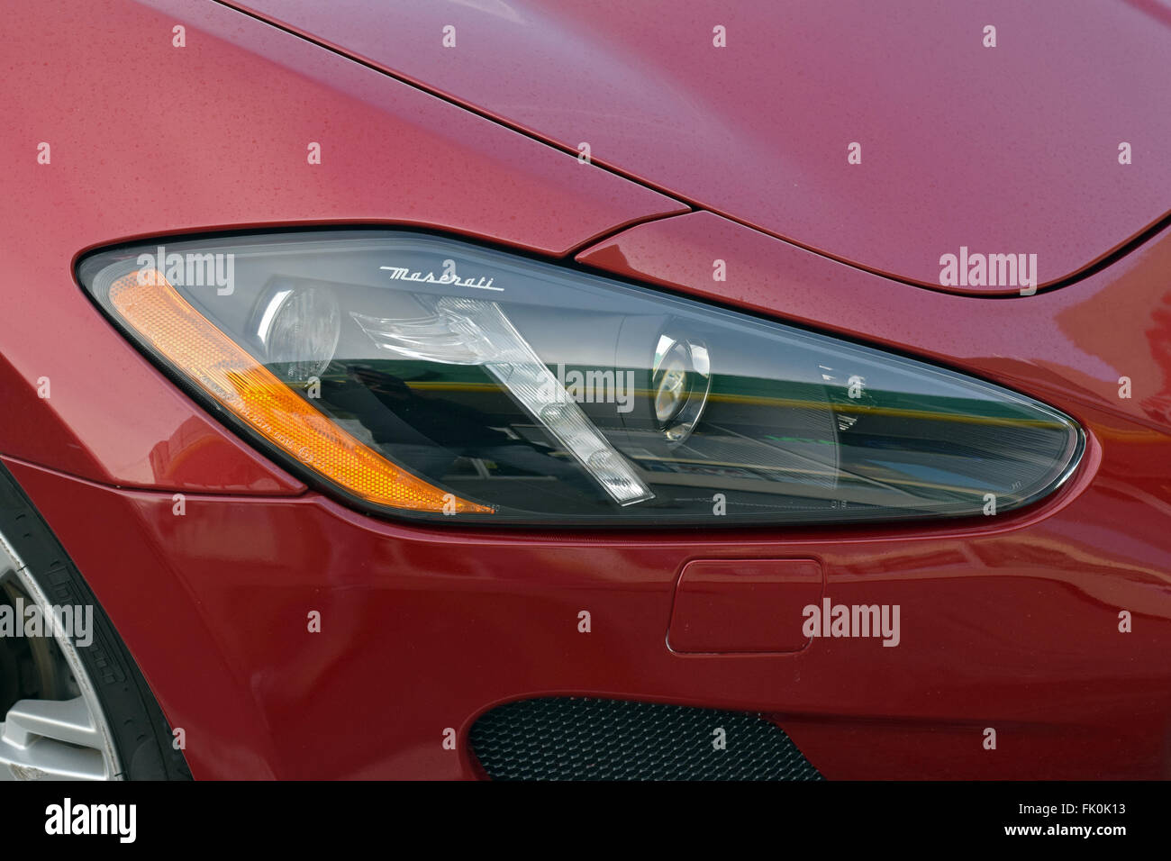 Nahaufnahme des Scheinwerfers eines 2014 Maserati Automobils. In Brooklyn, New YorkItalienisch, europäisch, Import, importiert Stockfoto