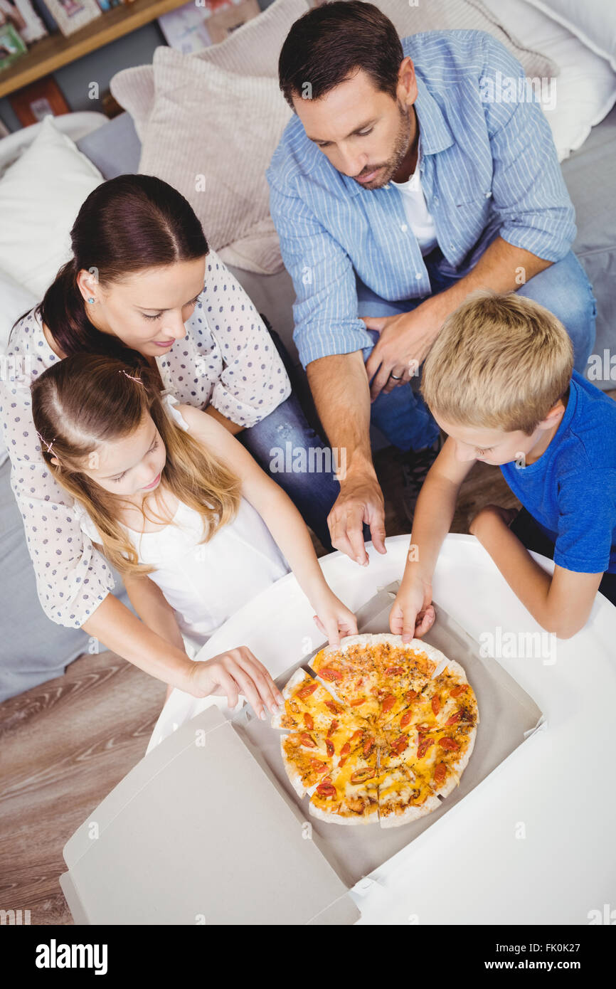 Erhöhte Ansicht der Familie Pizzastücke Stockfoto