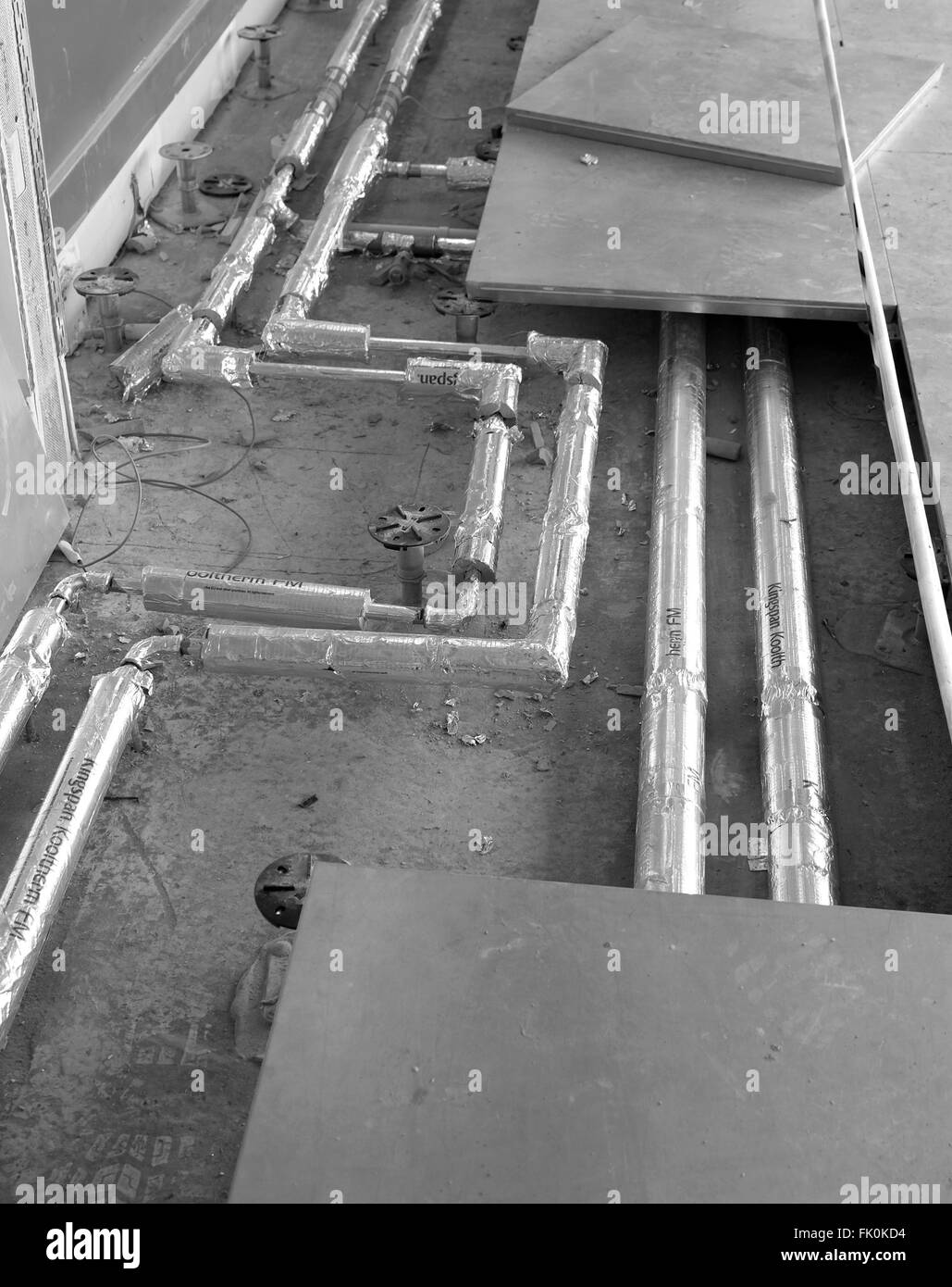 Heizung Rohrleitungen komplett mit umweltfreundlichen rückständigen unter dem Boden auf der Baustelle montiert. 4. März 2016 Stockfoto