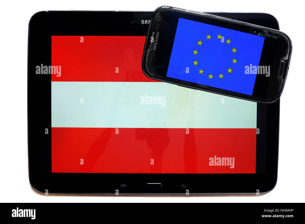 Die EU-Flagge auf einem Smartphonebildschirm neben der österreichischen Flagge auf einem Tablet-Bildschirm angezeigt. Stockfoto