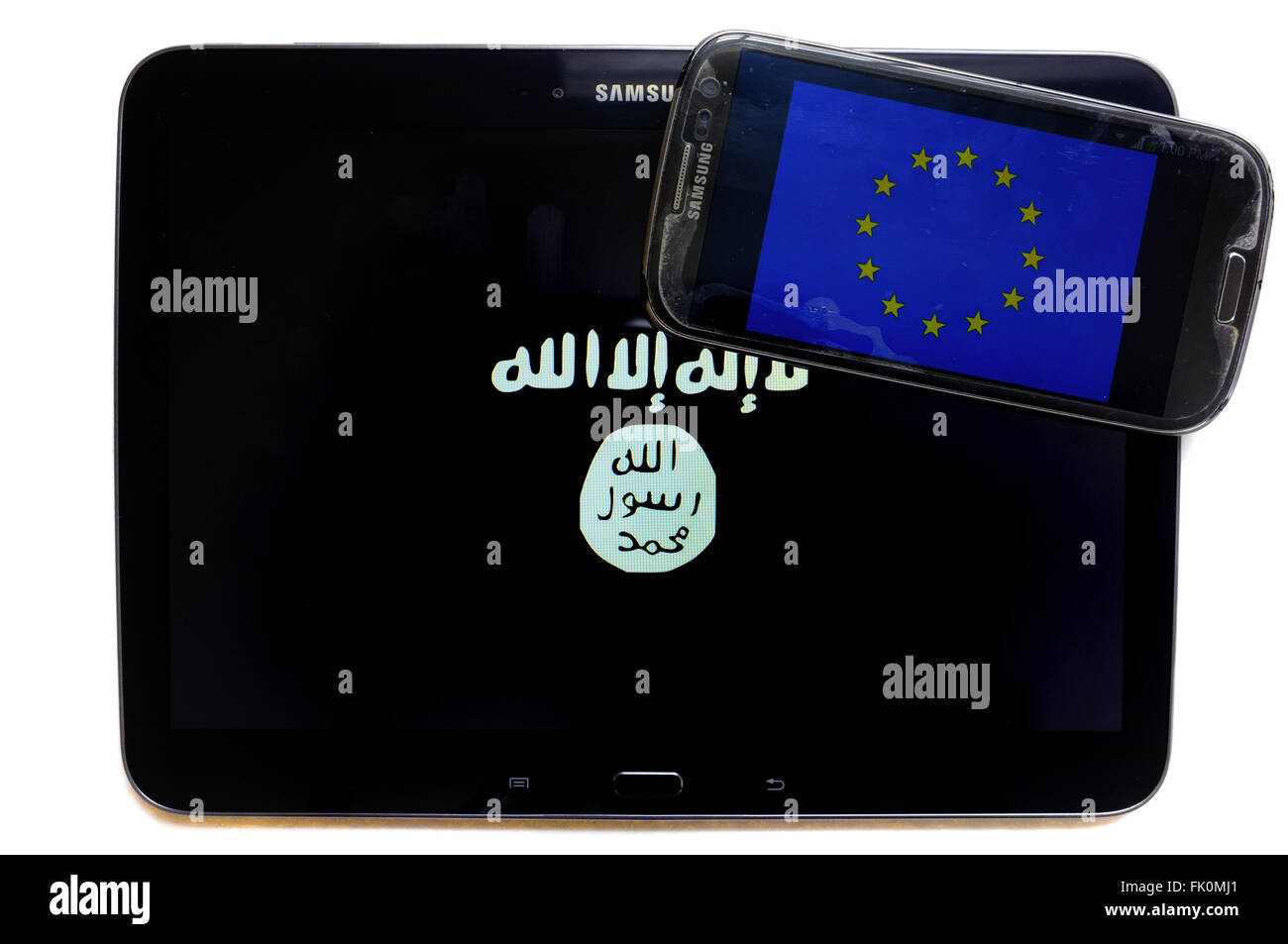 Die EU-Flagge auf einem Smartphonebildschirm neben der Daesh Flagge auf einem Tablet-Bildschirm angezeigt. Stockfoto