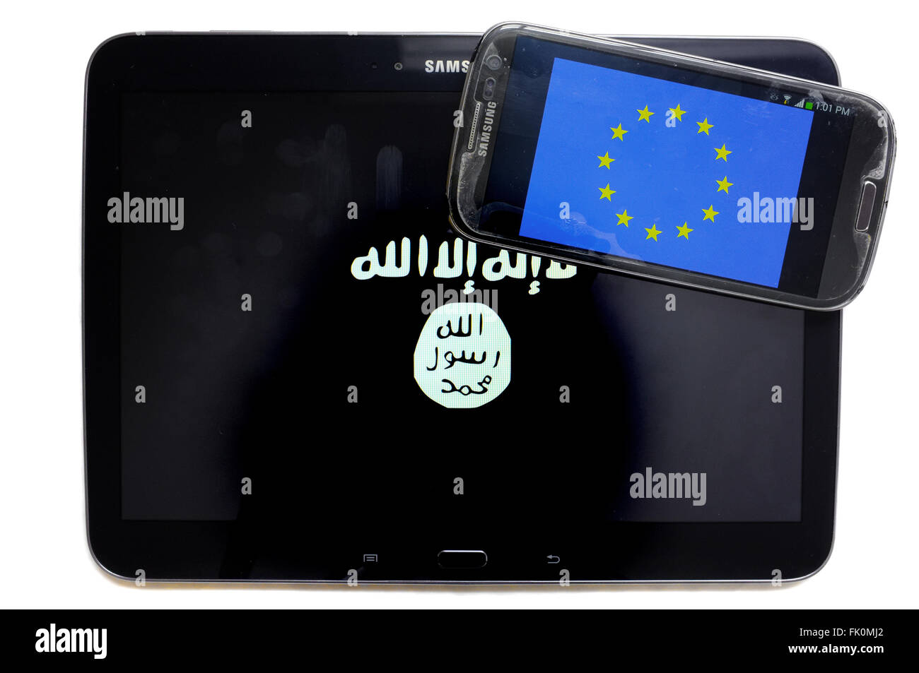 Die EU-Flagge auf einem Smartphonebildschirm neben der ISIS-Flagge auf einem Tablet-Bildschirm angezeigt. Stockfoto