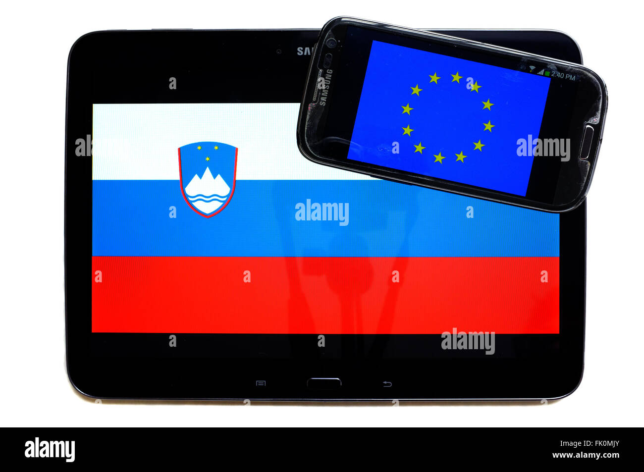 Die Flaggen Sloweniens und der EU auf den Bildschirmen der ein Tablet und Smartphone vor einem weißen Hintergrund angezeigt. Stockfoto