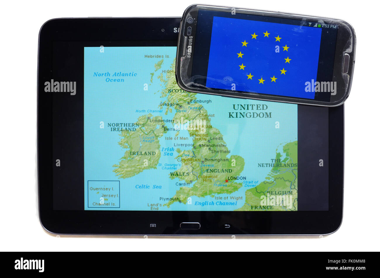 Eine Karte des Vereinigten Königreichs und der EU-Flagge auf den Bildschirmen der ein Tablet und Smartphone vor einem weißen Hintergrund angezeigt. Stockfoto