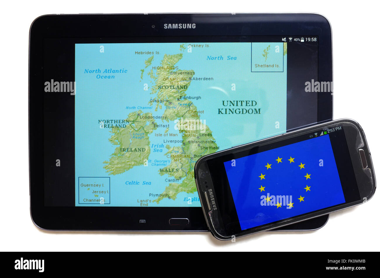Eine Karte des Vereinigten Königreichs und der EU-Flagge auf den Bildschirmen der ein Tablet und Smartphone vor einem weißen Hintergrund angezeigt. Stockfoto