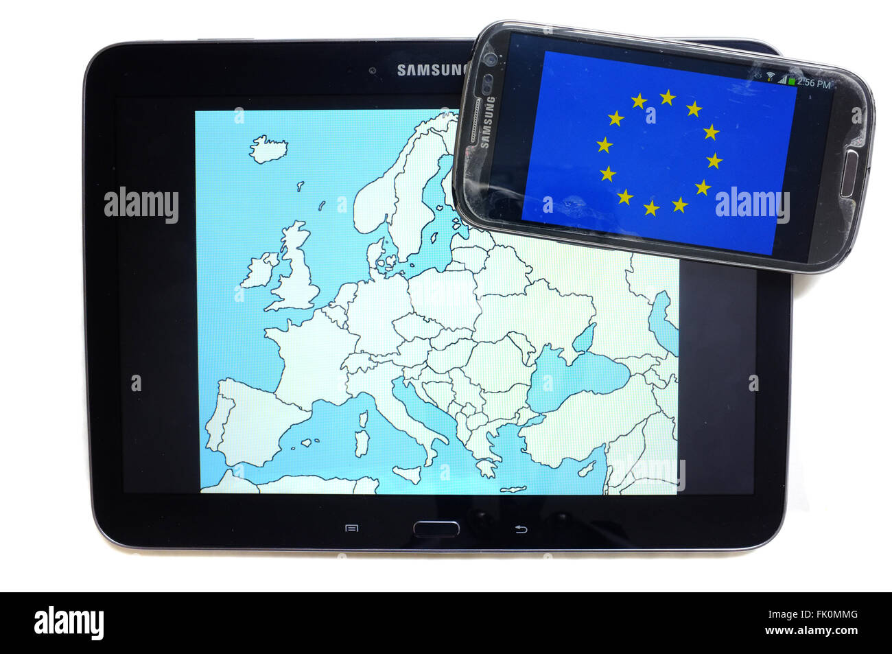Eine Karte von Europa und die EU-Flagge auf den Bildschirmen der ein Tablet und Smartphone vor einem weißen Hintergrund angezeigt. Stockfoto