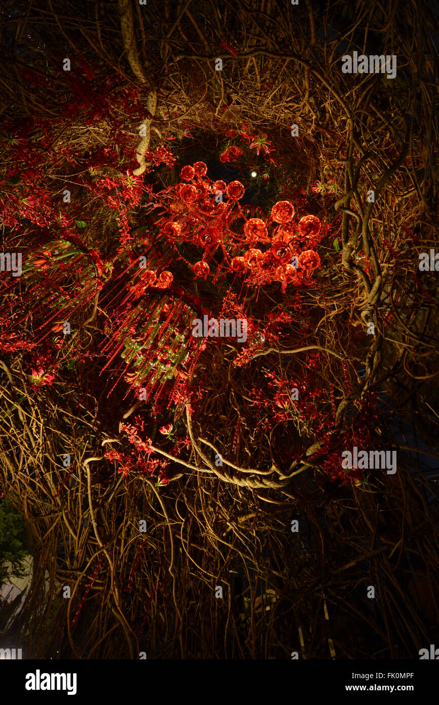 Philadelphia, USA. 4. März, 2016. Repräsentiert das Innere eines Kalifornischen Redwood Tree dieser Kronleuchter Baum ist das Herzstück in der Anzeige des Amerikanischen Instituts der floralen Designer (AIFD) "Explore America" ist das Thema der Ausgabe 2016 des Pennsylvania Gartenbau Gesellschaft Flower Show. Die jährlichen zeigen, der größten in seiner Art, ist an der Pennsylvania Convention Center in Center City Philadelphia PA. statt und läuft bis zum 13. März. Stockfoto