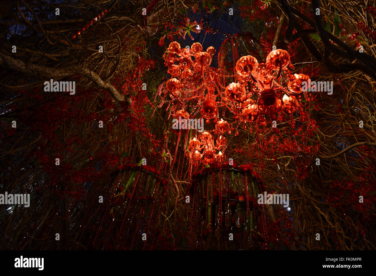 Philadelphia, USA. 4. März, 2016. Repräsentiert das Innere eines Kalifornischen Redwood Tree dieser Kronleuchter Baum ist das Herzstück in der Anzeige des Amerikanischen Instituts der floralen Designer (AIFD) "Explore America" ist das Thema der Ausgabe 2016 des Pennsylvania Gartenbau Gesellschaft Flower Show. Die jährlichen zeigen, der größten in seiner Art, ist an der Pennsylvania Convention Center in Center City Philadelphia PA. statt und läuft bis zum 13. März. Stockfoto