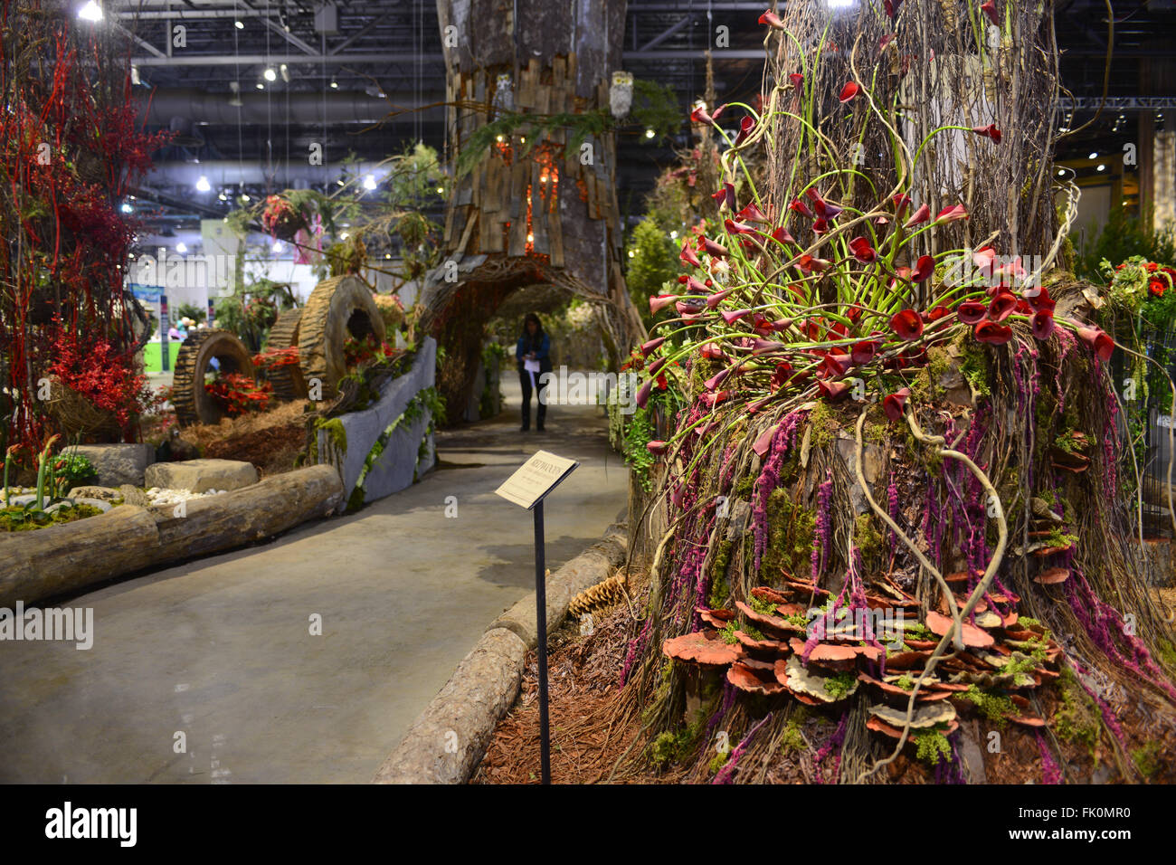 Philadelphia, USA. 4. März, 2016. Repräsentiert das Innere eines Kalifornischen Redwood Tree ein Kronleuchter Baum ist das Herzstück in der Anzeige des Amerikanischen Instituts der floralen Designer (AIFD) "Explore America" ist das Thema der Ausgabe 2016 des Pennsylvania Gartenbau Gesellschaft Flower Show. Die jährlichen zeigen, der größten in seiner Art, ist an der Pennsylvania Convention Center in Center City Philadelphia PA. statt und läuft bis zum 13. März. Stockfoto