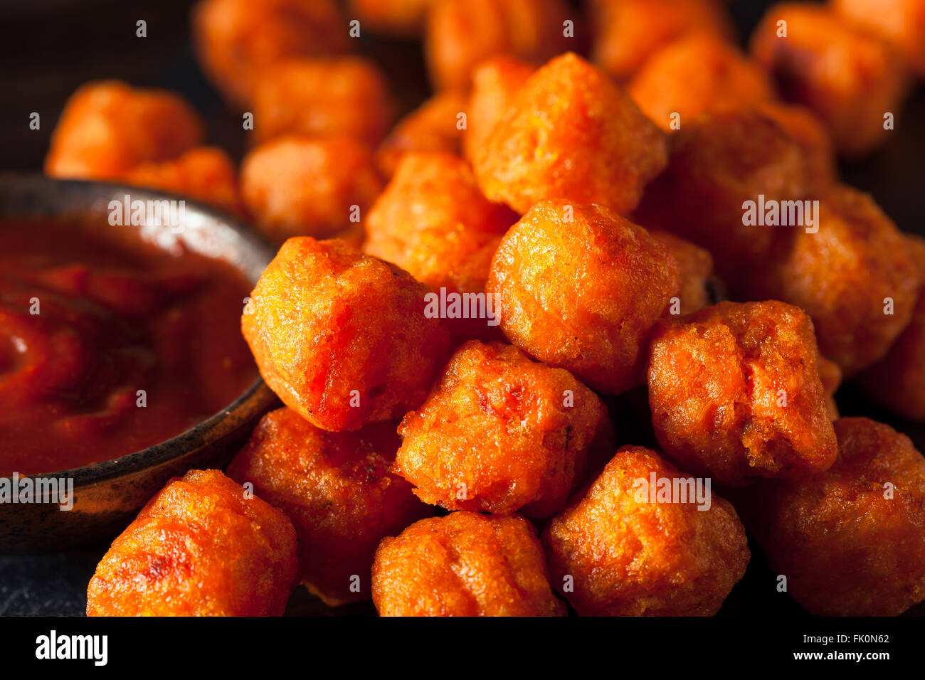 Hausgemachte Süßkartoffel Tater Tots mit Ketchup Stockfoto