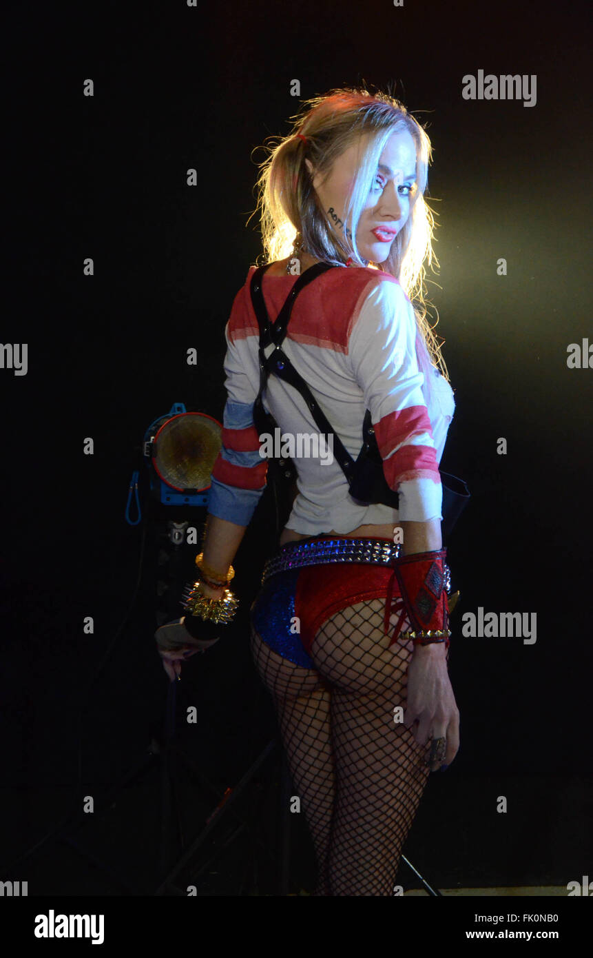 Harley Quinn Costume Stockfotos And Harley Quinn Costume Bilder Alamy