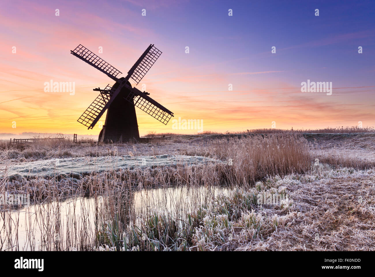 Morgendämmerung am Herringfleet Mühle an einem frostigen Winter Morgen Stockfoto