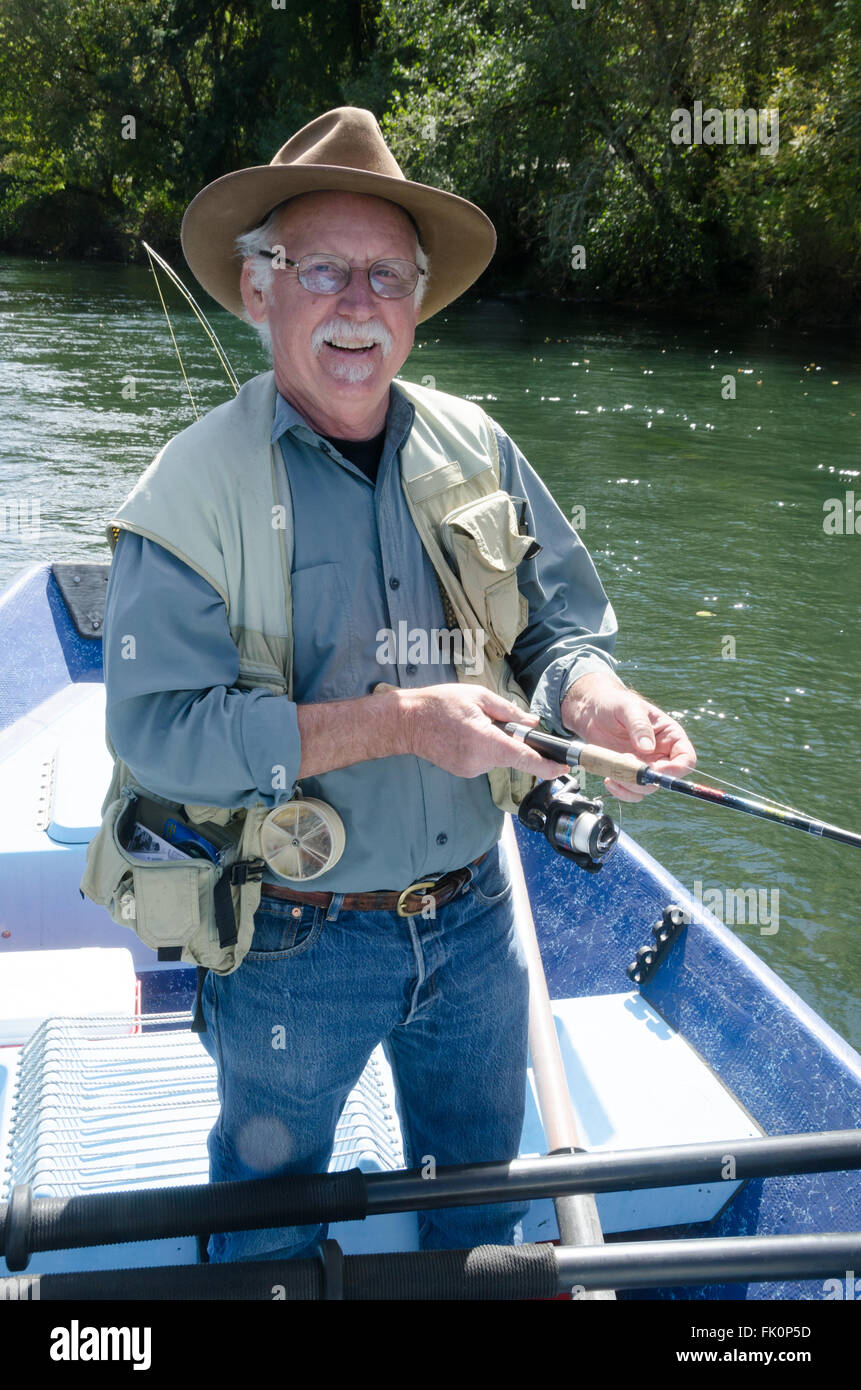 Porträt von ehemaliger senior glücklich verbringen Zeit auf dem Wasser fischen. Stockfoto