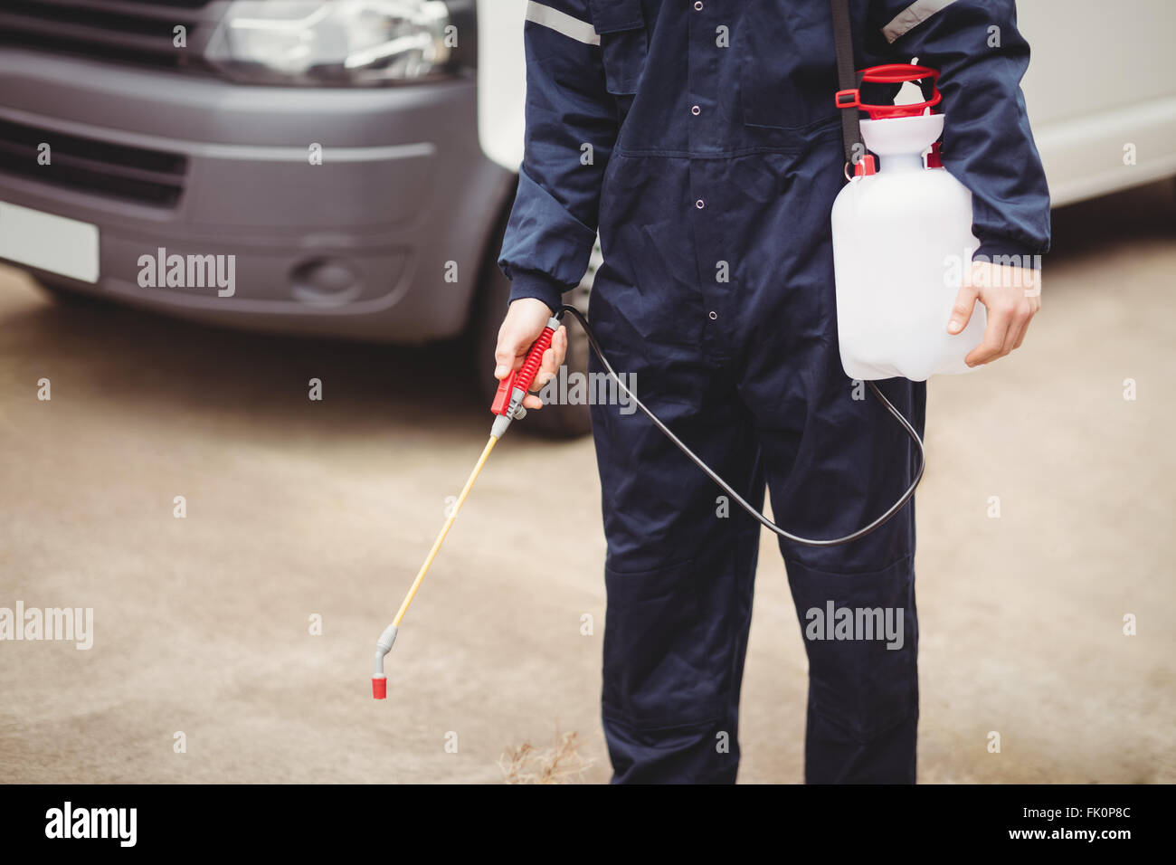 Handwerker mit Insektizid Stockfoto