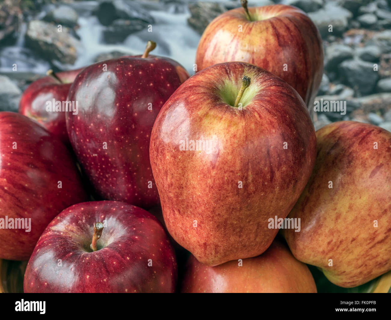 Haufen von roten Äpfel mit Wasser Tropfen Stockfoto