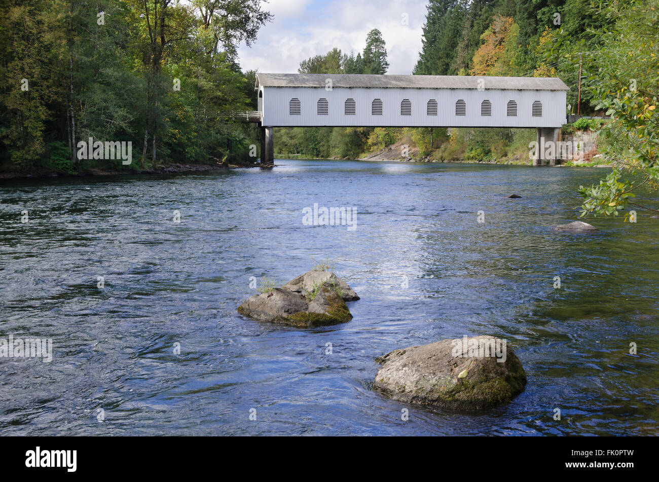 Goodpasture-Brücke am Fluss McKenzie außerhalb von Eugene, Oregon Stockfoto