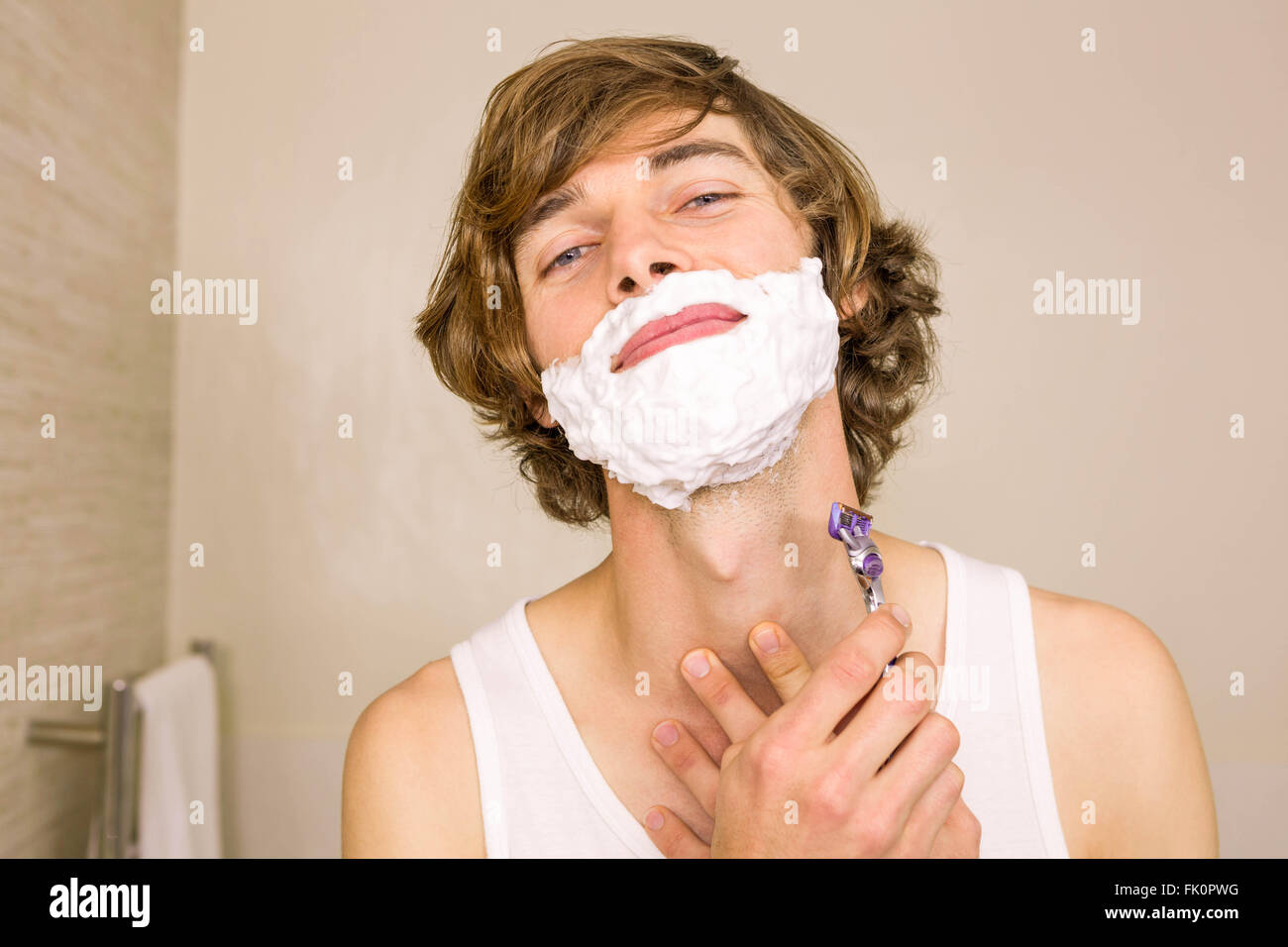 Schöner mann Rasieren im Badezimmer Stockfoto