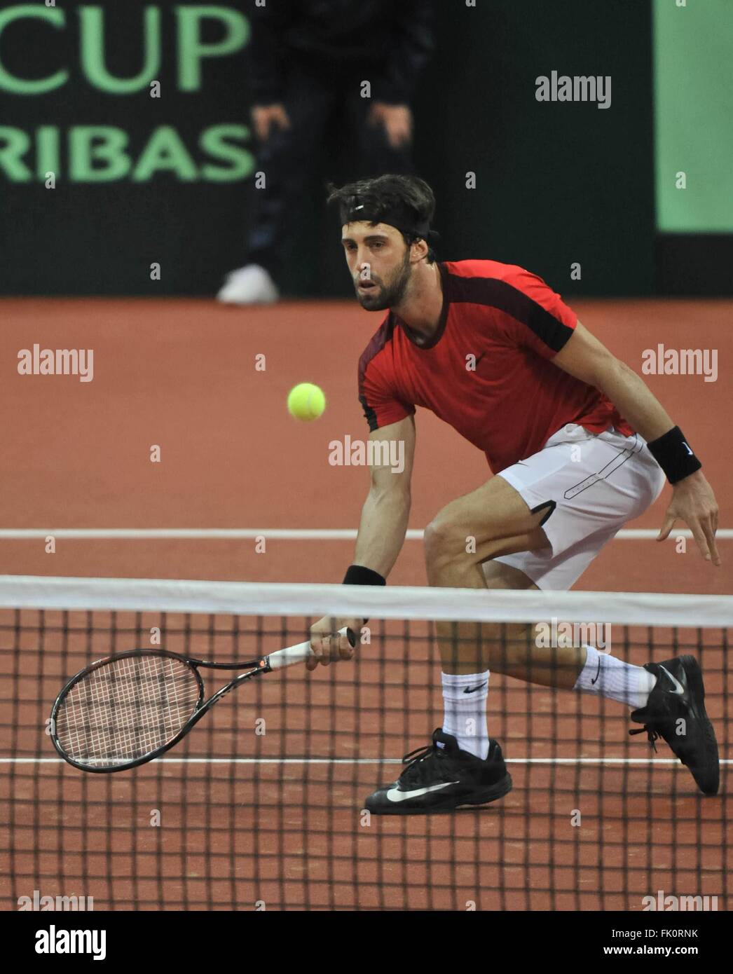 Tiflis (Tbilissi), Georgien. 4. März 2016. Nikoloz Basilashvili von Georgien tritt während des Spiels zwischen Georgien und Dänemark in der Gruppe II-Partie des 2016 Davis Cup in Tiflis, der Hauptstadt Georgiens, am 4. März 2016. Dänemark gewann 2:0. © Tamuna Kulumbegashvili/Xinhua/Alamy Live-Nachrichten Stockfoto