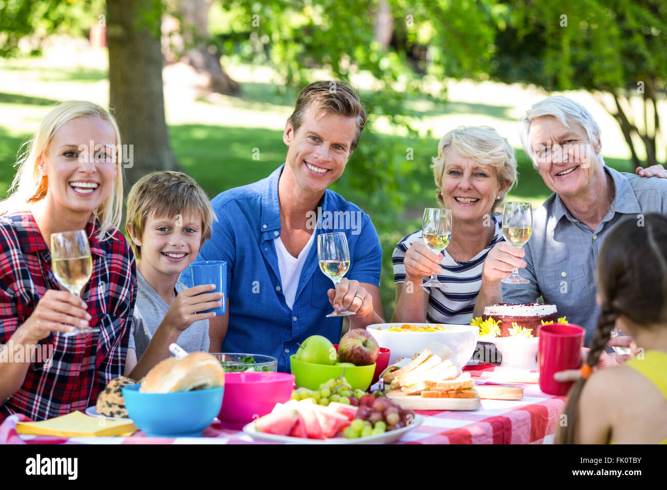 Familie und Freunde mit einem Picknick Stockfoto