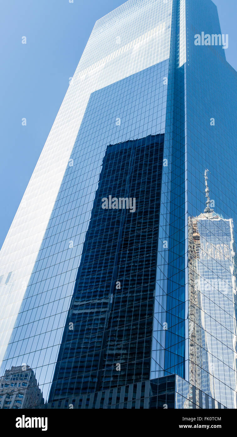 Reflexionen eines Wolkenkratzers Stockfoto