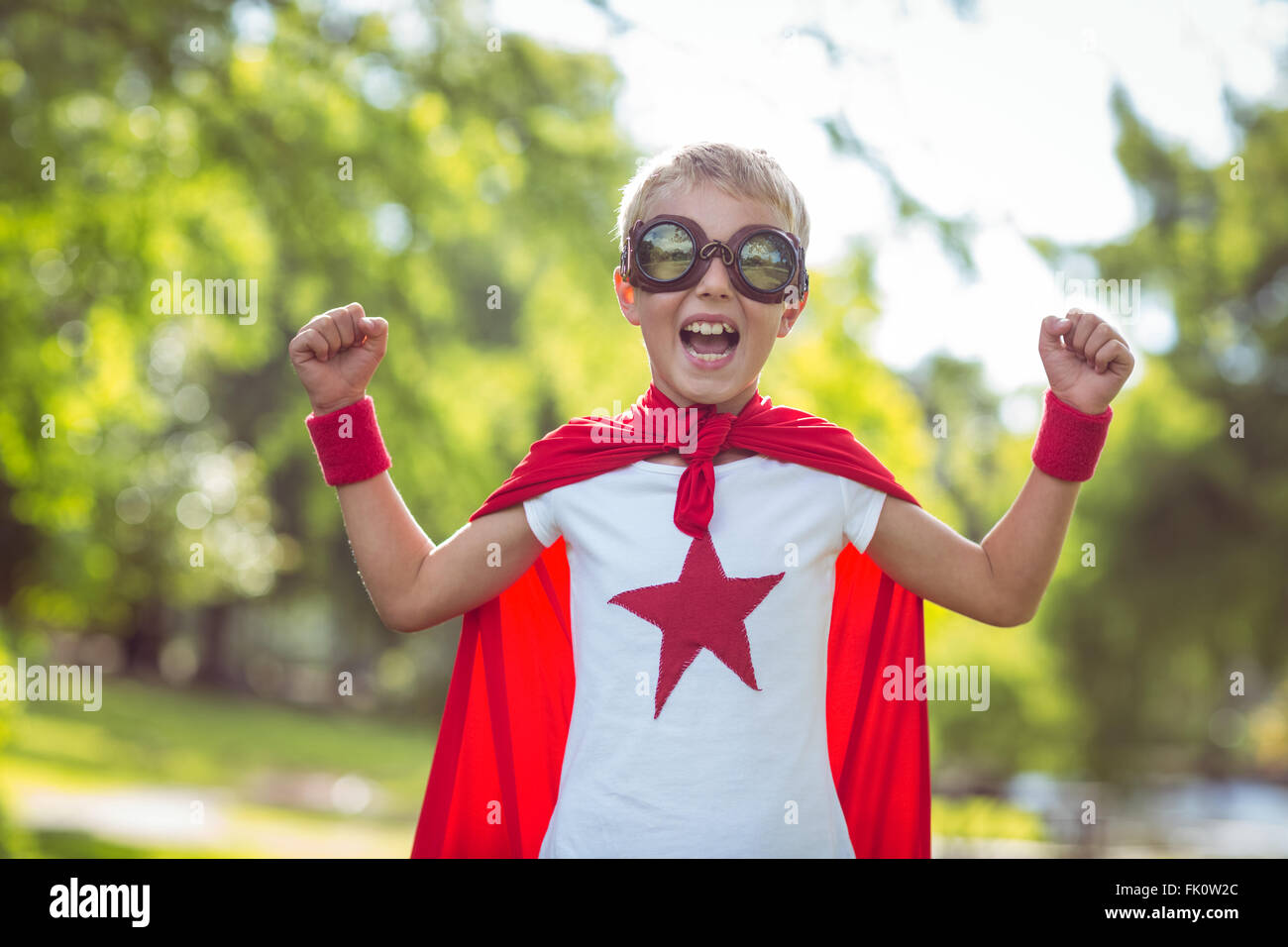 Kleiner Junge als Superman verkleidet Stockfoto