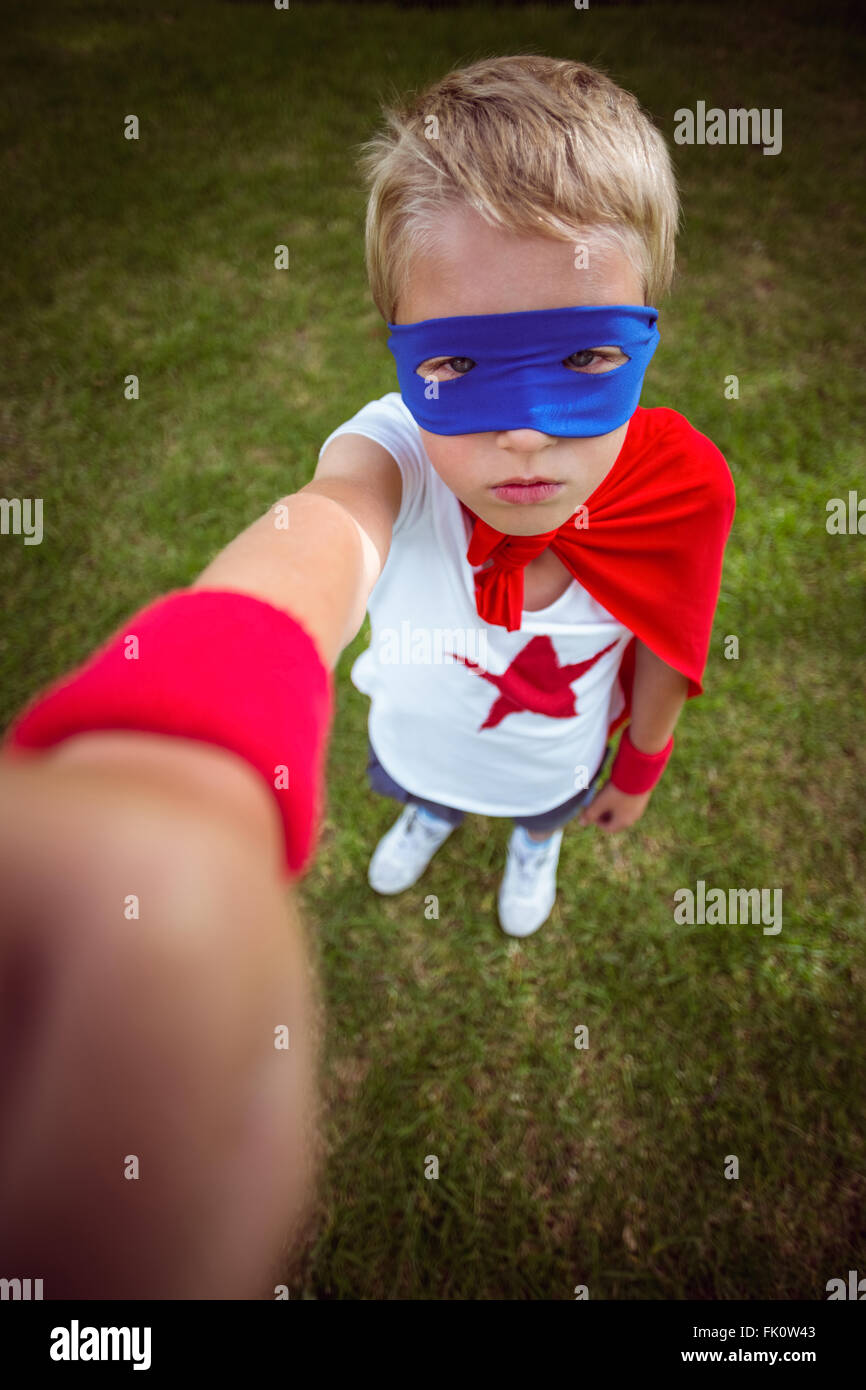 Kleiner Junge als Superman verkleidet Stockfoto